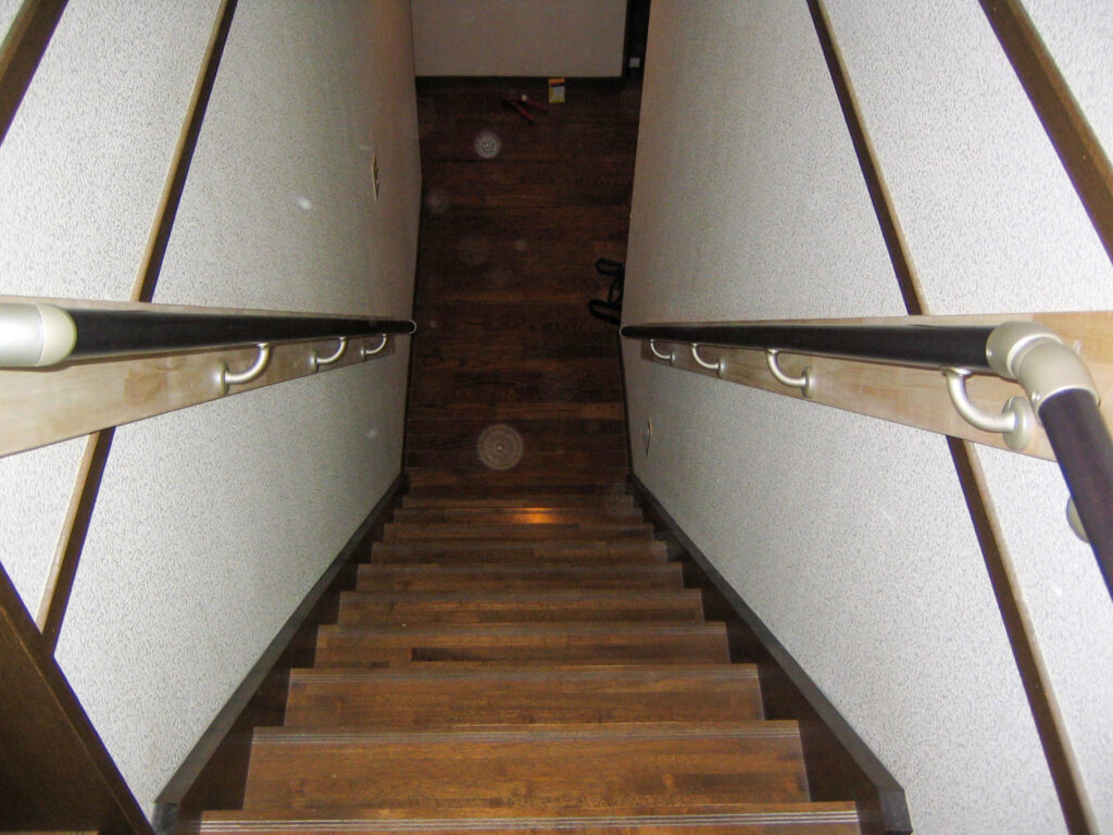 階段の両壁面に手摺り取り付け施工例