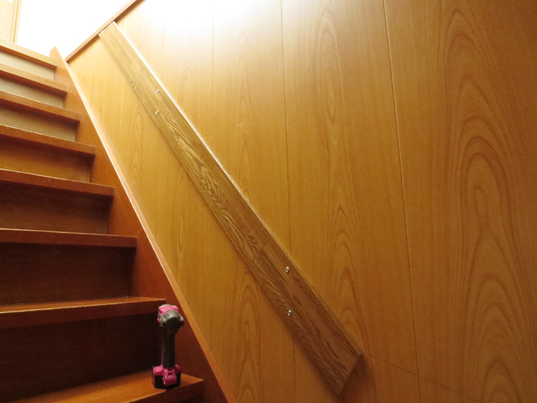 階段手摺り　手摺り下地取り付け