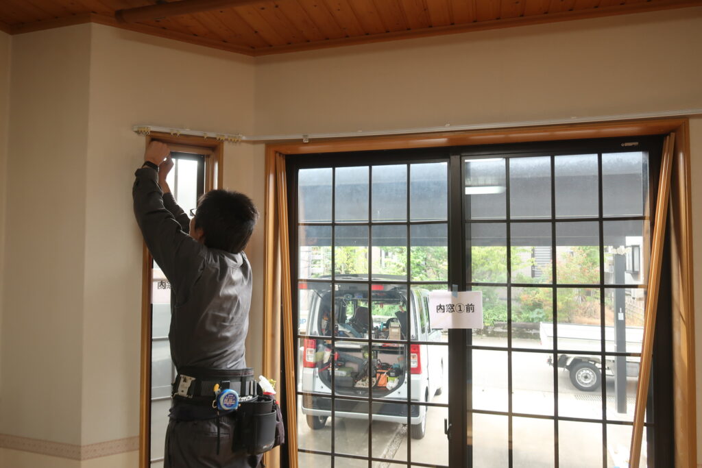 LDKの窓に内窓を取り付けた施工後の室内写真