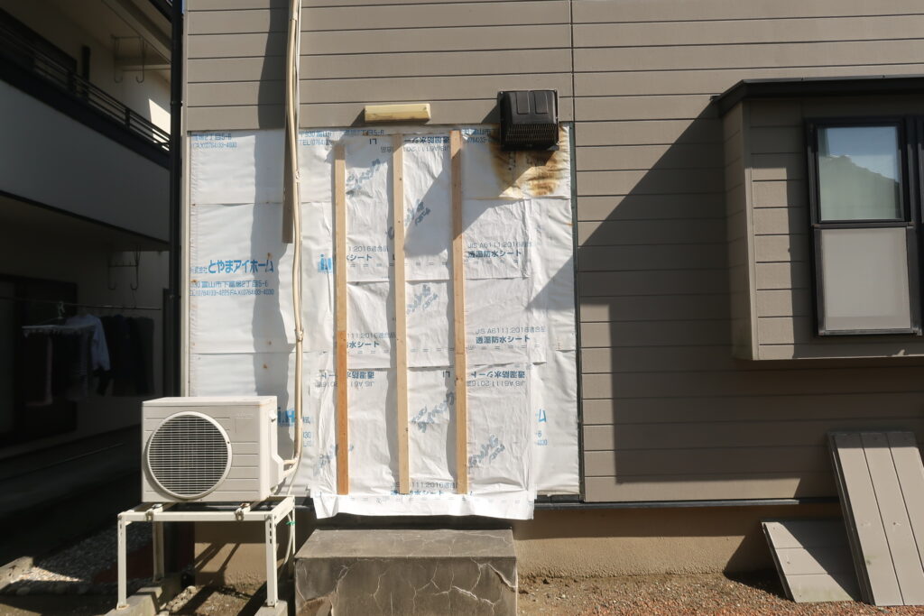 使わなくなった勝手口を撤去し断熱材を施工している様子