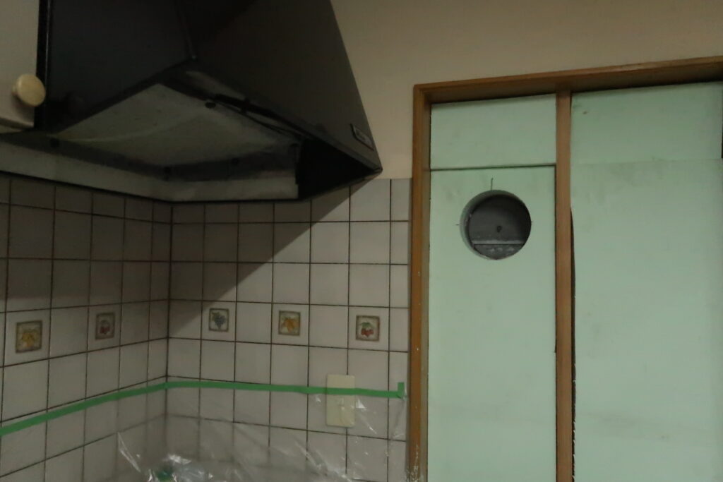 換気扇用の給気口を新設するための穴開け工事