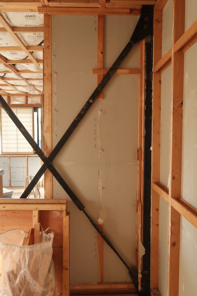 鉄骨の柱と筋違い
