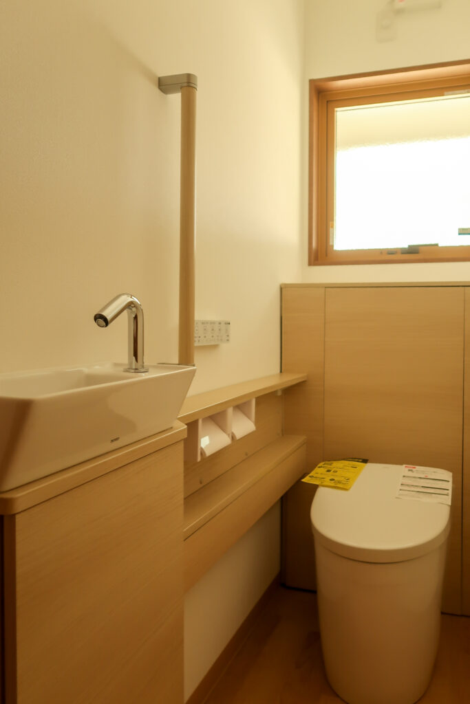 場所を移して新設したTOTO製トイレの完成写真