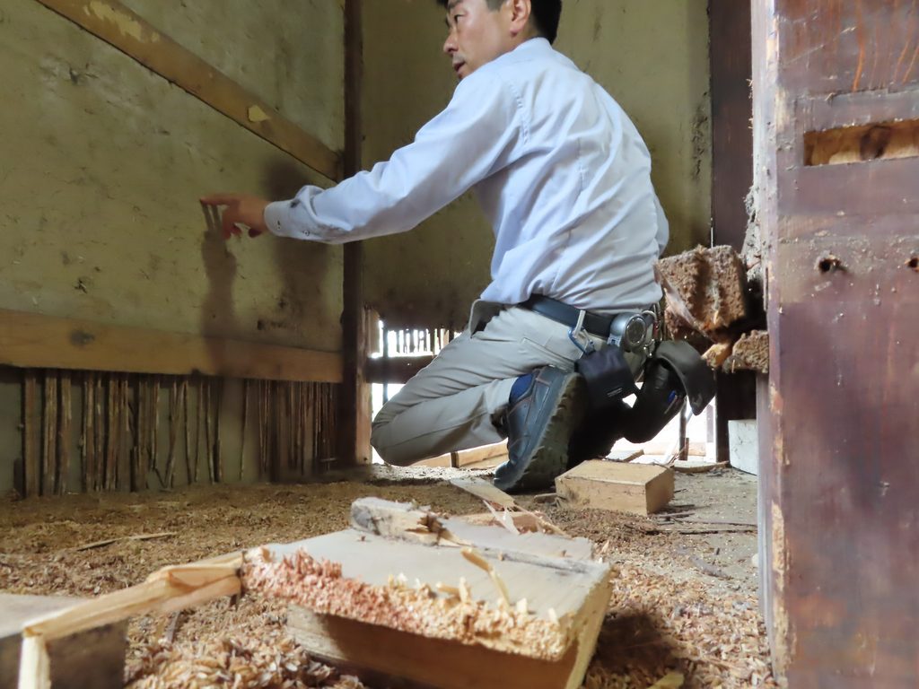 既存住宅のリノベーション現場を確認する小椋建築の小椋