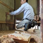 既存住宅を調査している小椋孝一