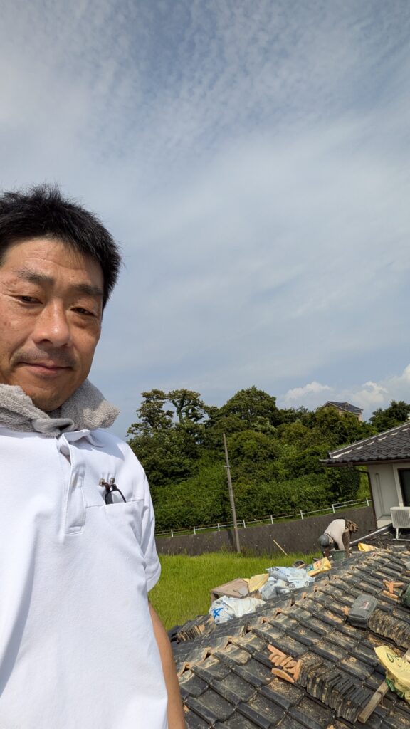 棟瓦の積み替え作業中の屋根