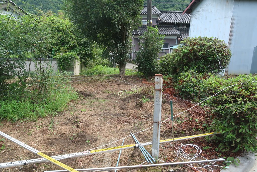 庭だった場所を2台入りカーポート設置のため掘削している様子