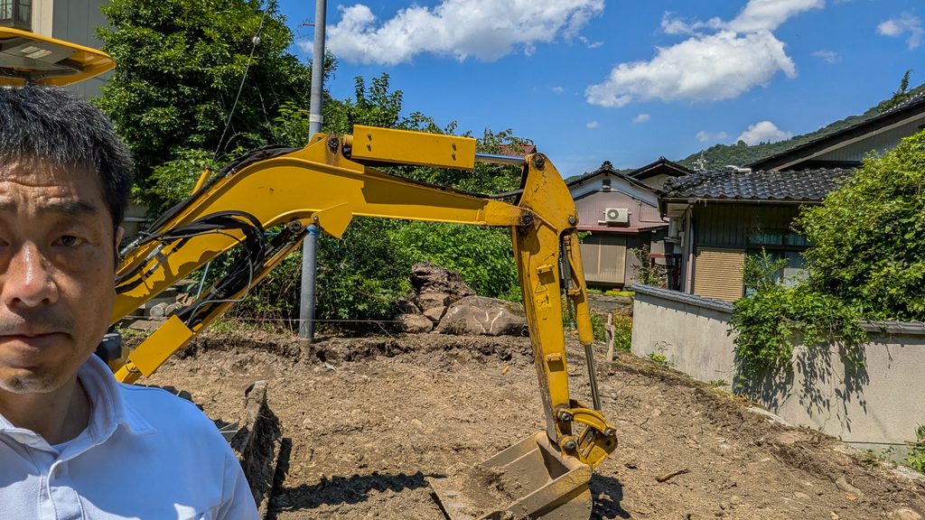 2台入りカーポート工事の掘削場所に立つ小椋建築の小椋