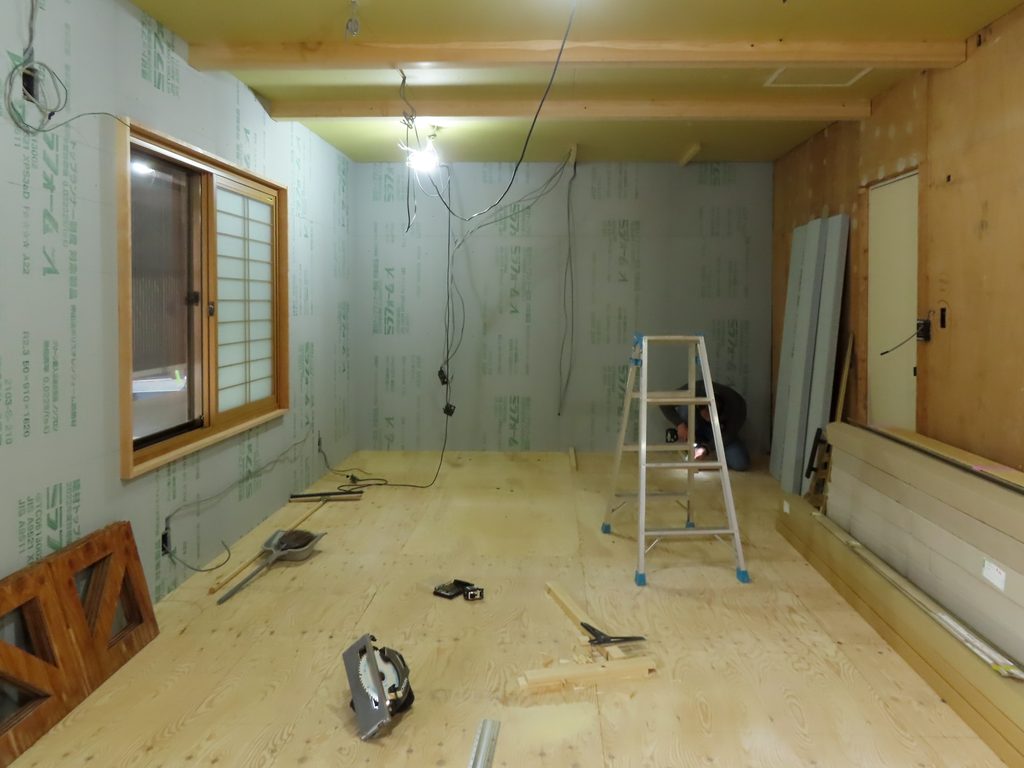 富山型高性能住宅推進事業費補助金を利用したゾーン断熱工事中の室内